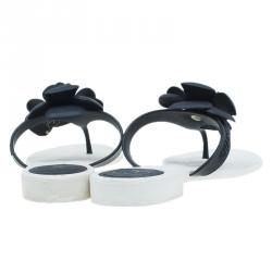 مملوكة مسبقًا صندل شا نيل زهرة الكاميليا أسود وأبيض جيلي مبطن ثونغ مقاس 38