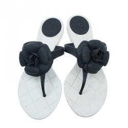 مملوكة مسبقًا صندل شانيل زهرة الكاميليا أسود وأبيض جيلي مبطن ثونغ مقاس 38