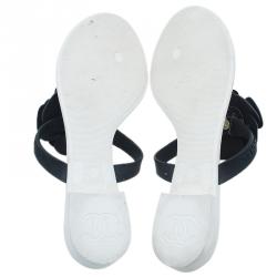 مملوكة مسبقًا صندل شانيل زهرة الكاميليا أسود وأبيض جيلي مبطن ثونغ مقاس 38