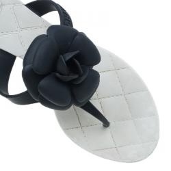 مملوكة مسبقًا صندل شانيل زهرة الكاميليا أسود وأبيض جيلي مبطن ثونغ مقاس 38