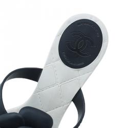 مملوكة مسبقًا صندل شانيل زهرة الكاميليا أسود وأبيض جيلي مبطن ثونغ مقاس 38