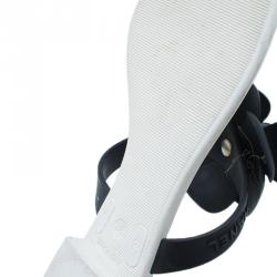 مملوكة مسبقًا صندل شانيل زهرة الكاميليا أسود وأبيض جيلي مبطن ثونغ مقاس 38