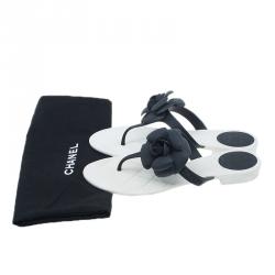 مملوكة مسبقًا صندل شانيل زهرة الكاميليا أسود وأبيض جيلي مبطن ثونغ مقاس 38