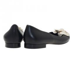 Pre Owned حذاء باليرينا فلات شانيل زهرة الكاميليا جلد أسود وأبيض مقاس 38