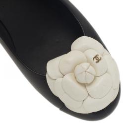 Pre Owned حذاء باليرينا فلات شانيل زهرة الكاميليا جلد أسود وأبيض مقاس 38