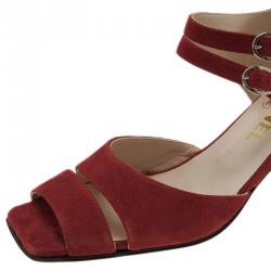 مملوكة مسبقًا حذاء شانيل ماري جين جلد أحمر سويدي مقاس 37