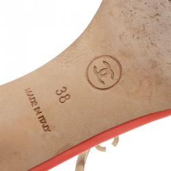 Pre Owned صندل سلايد شانيل جلد برتقالي و شعار ذهبي بسيور مقاس 38