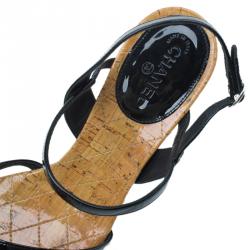 Pre Owned صندل شانيل CC جلد أسود لامع بفتحة كعب مقاس 38