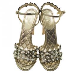 Pre Owned صندل شانيل زهرة لؤلؤ جلد ميتاليك ذهبي مقاس 37.5