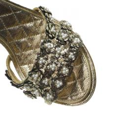 Pre Owned صندل شانيل زهرة لؤلؤ جلد ميتاليك ذهبي مقاس 37.5