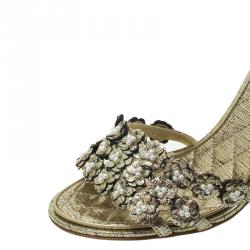 Pre Owned صندل شانيل زهرة لؤلؤ جلد ميتاليك ذهبي مقاس 37.5