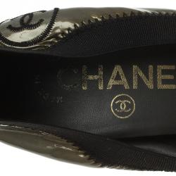 Pre Owned حذاء كعب عالي شانيل بالية مطاط جلد لامع ميتاليك وأسود مقاس 35