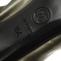 Pre Owned حذاء كعب عالي شانيل بالية مطاط جلد لامع ميتاليك وأسود مقاس 35