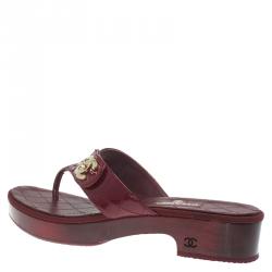 Pre Owned صندل شانيل بإصبع CC مبطن لامع أحمر مقاس 38.5