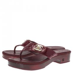 Pre Owned صندل شانيل بإصبع CC مبطن لامع أحمر مقاس 38.5