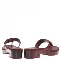 Pre Owned صندل شانيل بإصبع CC مبطن لامع أحمر مقاس 38.5