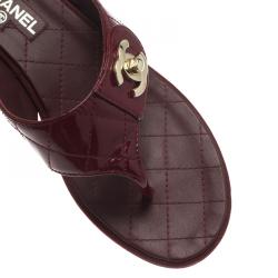 Pre Owned صندل شانيل بإصبع CC مبطن لامع أحمر مقاس 38.5