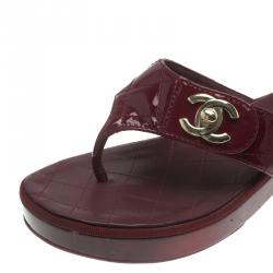 Pre Owned صندل شانيل بإصبع CC مبطن لامع أحمر مقاس 38.5