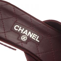 Pre Owned صندل شانيل بإصبع CC مبطن لامع أحمر مقاس 38.5