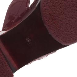 Pre Owned صندل شانيل بإصبع CC مبطن لامع أحمر مقاس 38.5