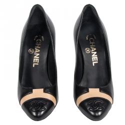 مملوكة مسبقًا حذاء كعب عالي شانيل جلد بيج وأسود مقدمة CC مقاس 34.5