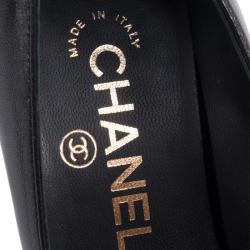 مملوكة مسبقًا حذاء كعب عالي شانيل جلد بيج وأسود مقدمة CC مقاس 34.5