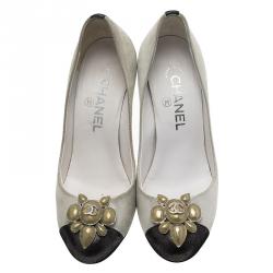 مملوكة مسبقًا Chanel Silver and Black Leather Embellished Pumps Size 36.5