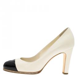 Pre Owned حذاء كعب عالي شانيل بمقدمة بنقوش CC جلد لامع أبيض وأسود مقاس 38