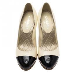 Pre Owned حذاء كعب عالي شانيل بمقدمة بنقوش CC جلد لامع أبيض وأسود مقاس 38