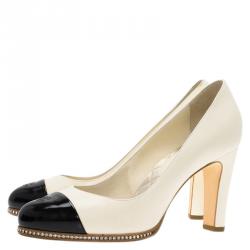 Pre Owned حذاء كعب عالي شانيل بمقدمة بنقوش CC جلد لامع أبيض وأسود مقاس 38