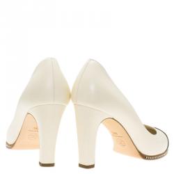 Pre Owned حذاء كعب عالي شانيل بمقدمة بنقوش CC جلد لامع أبيض وأسود مقاس 38