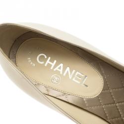 Pre Owned حذاء كعب عالي شانيل بمقدمة بنقوش CC جلد لامع أبيض وأسود مقاس 38