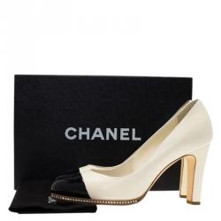 Pre Owned حذاء كعب عالي شانيل بمقدمة بنقوش CC جلد لامع أبيض وأسود مقاس 38