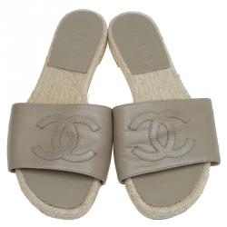مملوكة مسبقًا Chanel Beige Leather CC Espadrille Slides Size 38