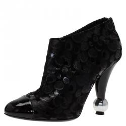 مملوكة مسبقًا حذاء بوت للكاحل شانيل سويدي أسود وجلد مقاس 38.5