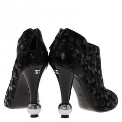 مملوكة مسبقًا حذاء بوت للكاحل شانيل سويدي أسود وجلد مقاس 38.5