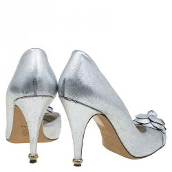 Pre Owned حذاء كعب عالي شانيل كاميليا دورسي جلد فضي ميتاليك مقاس 39