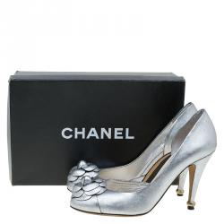 Pre Owned حذاء كعب عالي شانيل كاميليا دورسي جلد فضي ميتاليك مقاس 39