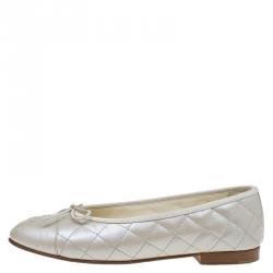 مملوكة مسبقًا حذاء باليه فلات شانيل CC بفيونكة جلد مبطن كريمي مقاس 37.5