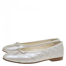 مملوكة مسبقًا حذاء باليه فلات شانيل CC بفيونكة جلد مبطن كريمي مقاس 37.5