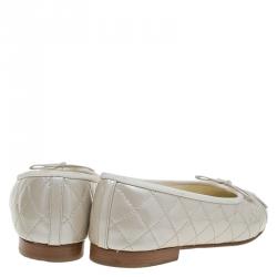 مملوكة مسبقًا حذاء باليه فلات شانيل CC بفيونكة جلد مبطن كريمي مقاس 37.5