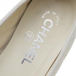 مملوكة مسبقًا حذاء باليه فلات شانيل CC بفيونكة جلد مبطن كريمي مقاس 37.5