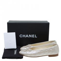 مملوكة مسبقًا حذاء باليه فلات شانيل CC بفيونكة جلد مبطن كريمي مقاس 37.5