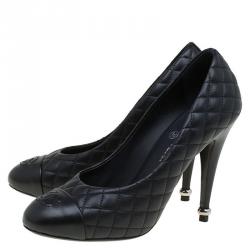 مملوكة مسبقًا Chanel Black Quilted Leather CC Pumps Size 38