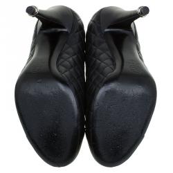 مملوكة مسبقًا Chanel Black Quilted Leather CC Pumps Size 38