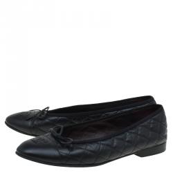 Pre Owned حذاء باليرينا فلات شانيل CC جلد أسود مبطن بفيونكة مقاس 40