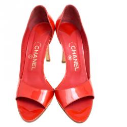 مملوكة مسبقًا حذاء كعب عالي شانيل دورسي جلد أحمر لامع مقدمة مفتوحة مقاس 39