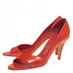 مملوكة مسبقًا حذاء كعب عالي شانيل دورسي جلد أحمر لامع مقدمة مفتوحة مقاس 39