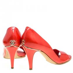 مملوكة مسبقًا حذاء كعب عالي شانيل دورسي جلد أحمر لامع مقدمة مفتوحة مقاس 39