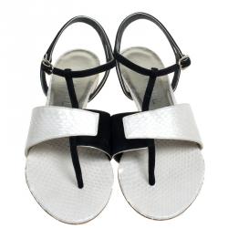 مملوكة مسبقًا صندل أصبع شانيل جلد ثعبان كريمي/أسود لامع وسويدي مقاس 38.5